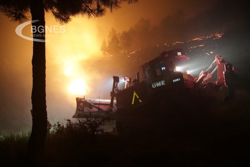Продължава борбата с горския пожар в Западна Испания принудил стотици