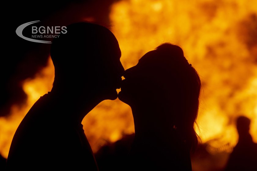 Най старите данни показващи целувката като елемент на романтиката датират от