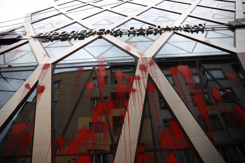 Участници в Похода за мир замеряха с червена боя сградата