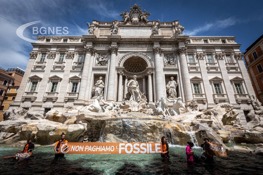 Активисти за климата в Италия оцветиха в черно водата в