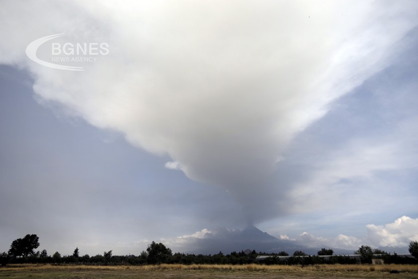 Мексиканските власти повишиха нивото на предупреждение за вулкана Попокатепетъл на