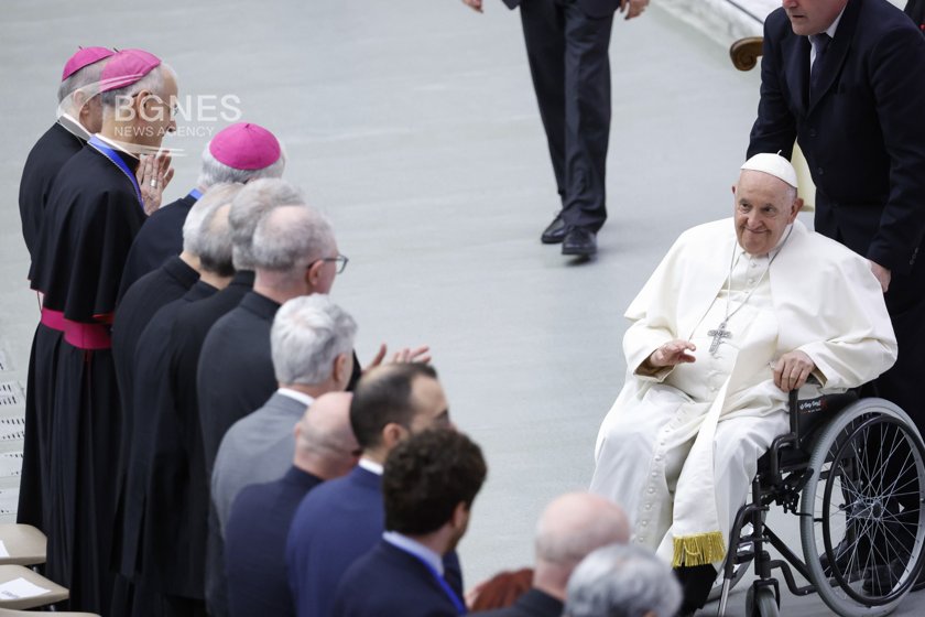 86 годишният папа Франциск има треска съобщи говорител на Ватикана предаде
