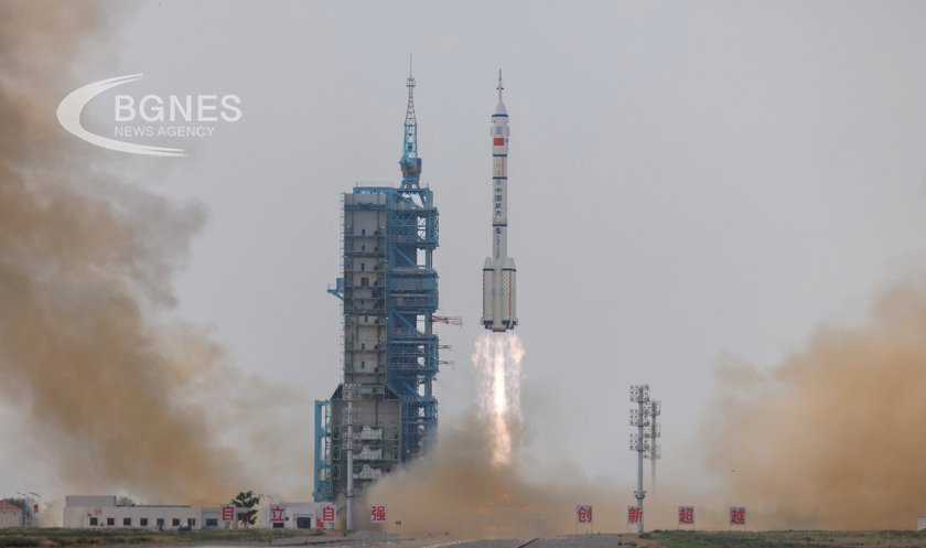Китай изпрати трима астронавти на космическата си станция Тянгун като