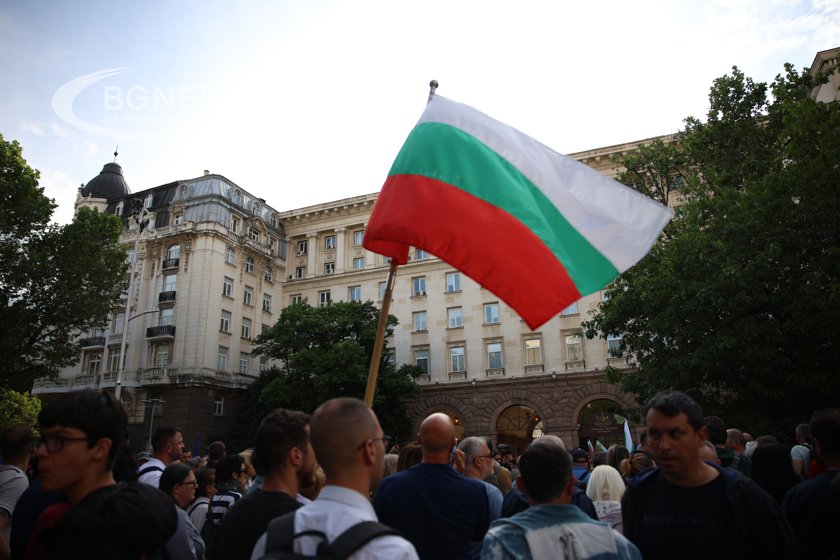 Граждани се събраха пред президентството, за да заявят, че България