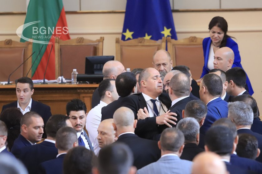 Народните представители събраха кворум и минути след заседанието започна спор