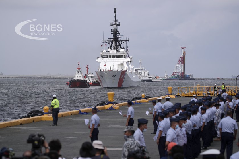 Кораби от бреговата охрана на САЩ и Япония пристигнаха в
