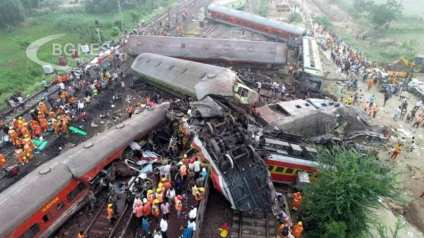 Броят на загиналите при зверската влакова катастрофа в Индия нарасна