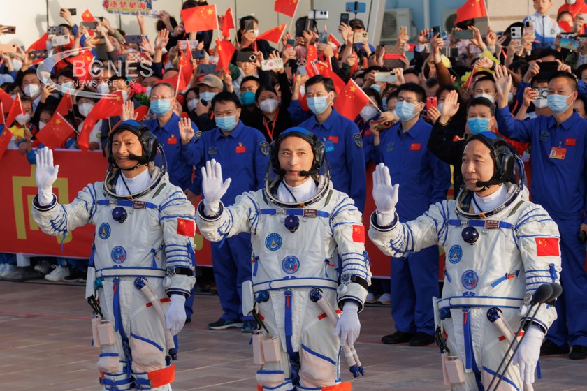 Трима китайски астронавти работещи на космическата станция на страната се