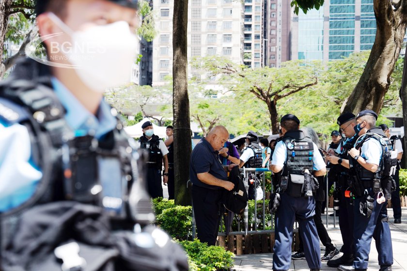 Полицията в Хонконг задържа няколко продемократични дейци при навършването на