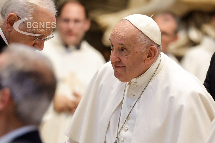 Папа Франциск влезе в римска болница по рано днес за рутинен