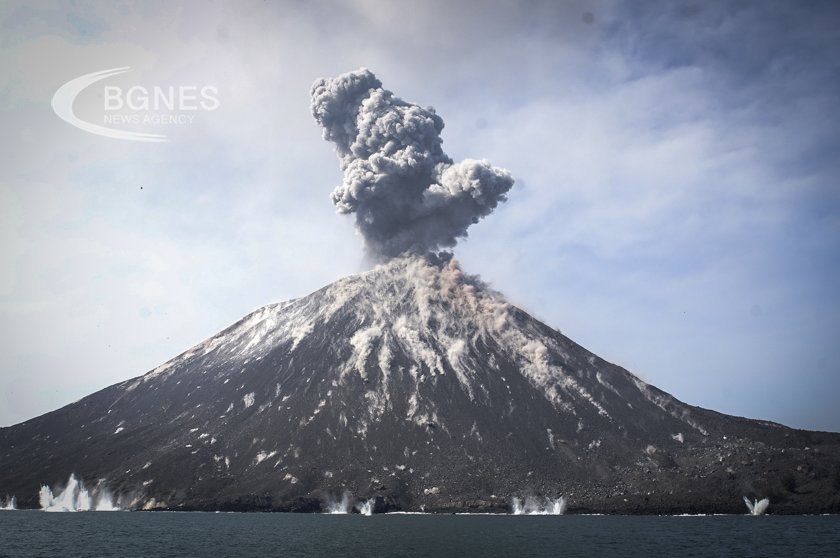 Вулканът Анак Кракатау в Индонезия изригна днес изхвърляйки на повече