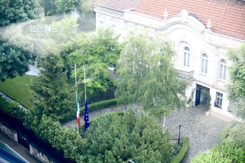Знамената на италианското посолство в София са свалени наполовина заради