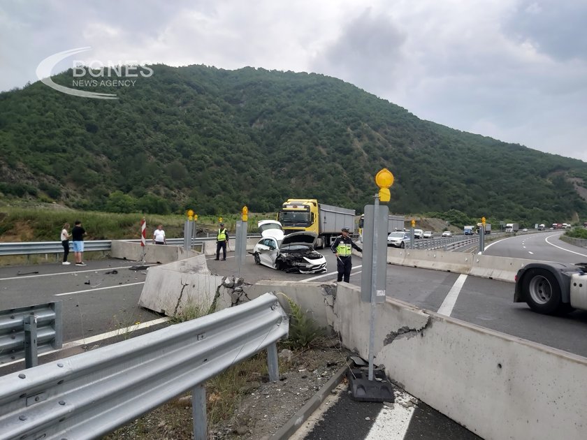 Лек автомобил Мерцедес с румънска регистрация се заби в бетонните