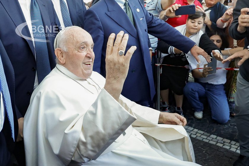 Папа Франциск напусна римската болница Джемели в петък сутринта девет