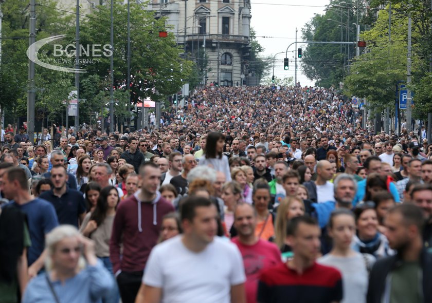 Десетки хиляди хора протестираха в събота срещу правителството в сръбската