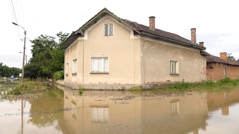 Ситуацията в Община Хайредин остава тежка много къщи са наводнени
