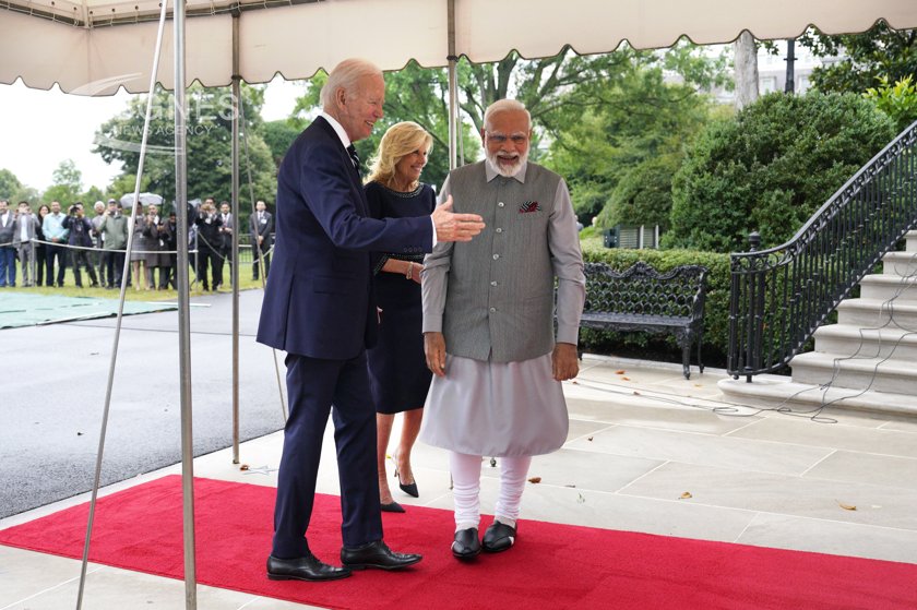 Президентът на САЩ Джо Байдън постла червен килим пред индийския