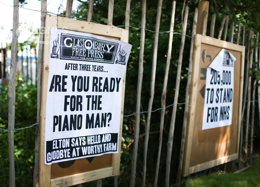 Елтън Джон закрива легендарния британски фестивал Гластънбъри и спуска завесата