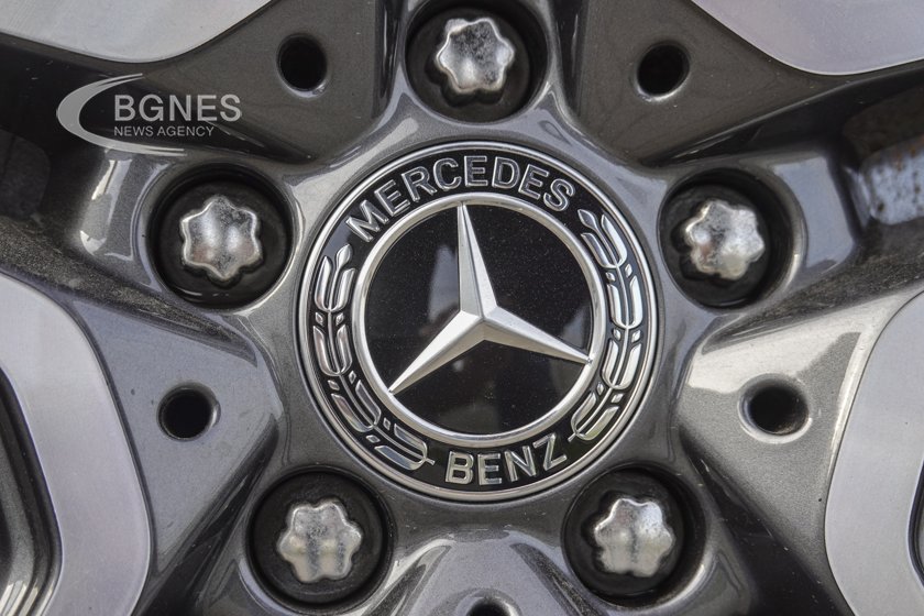 Повече от 50 години след като Mercedes Benz дебютира с яркооранжевия