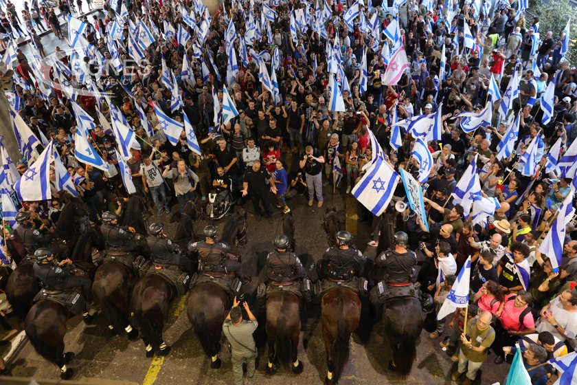 Стотици протестиращи се събраха в понеделник на израелското летище Бен