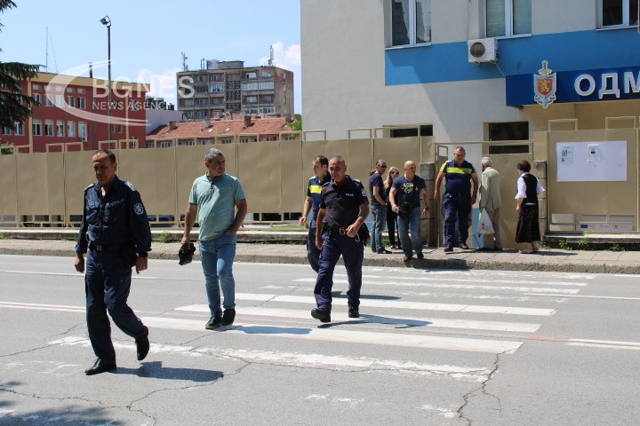 Служителите на ОД МВР Благоевград излязоха на мълчалив протест пред сградата