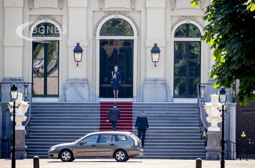 Нидерландският министър председател Марк Рюте разговаря с краля в събота