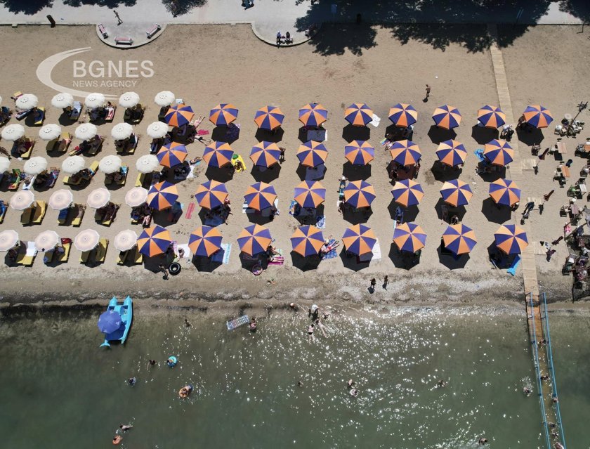 Албанският премиер Еди Рама се похвали с добре подредена плажна