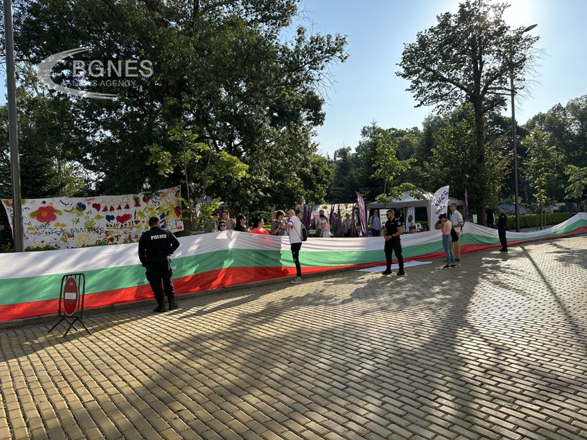 Множество членове на Конфедерацията на независимите синдикати в България (КНСБ)