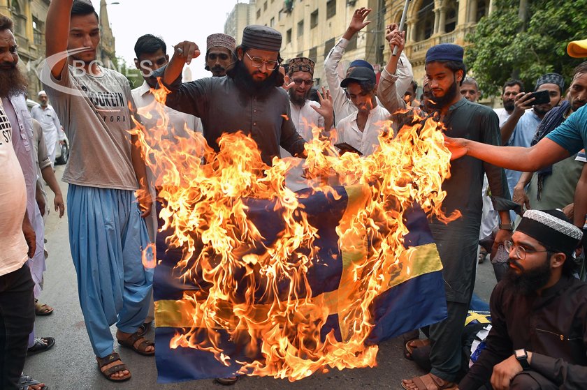 Протестиращи подпалиха посолството на Швеция в иракската столица Багдад Шведските власти