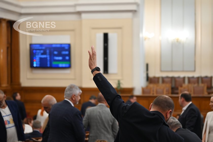 След 12 часов работен ден заседанието на парламента приключи и депутатите