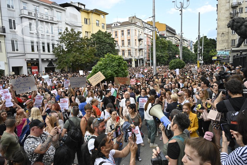Хиляди българи излязоха по улиците за да протестират срещу насилието