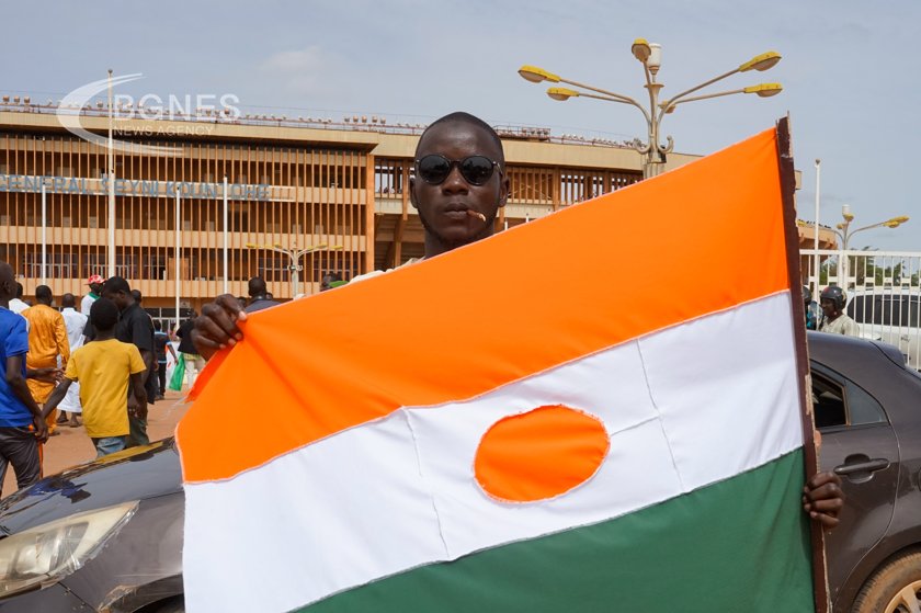 Военните управници на Нигер обявиха в неделя че са затворили