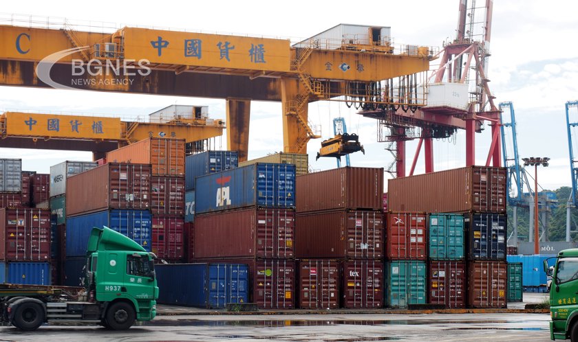 Китай отбеляза най-големия спад в износа си миналия месец от