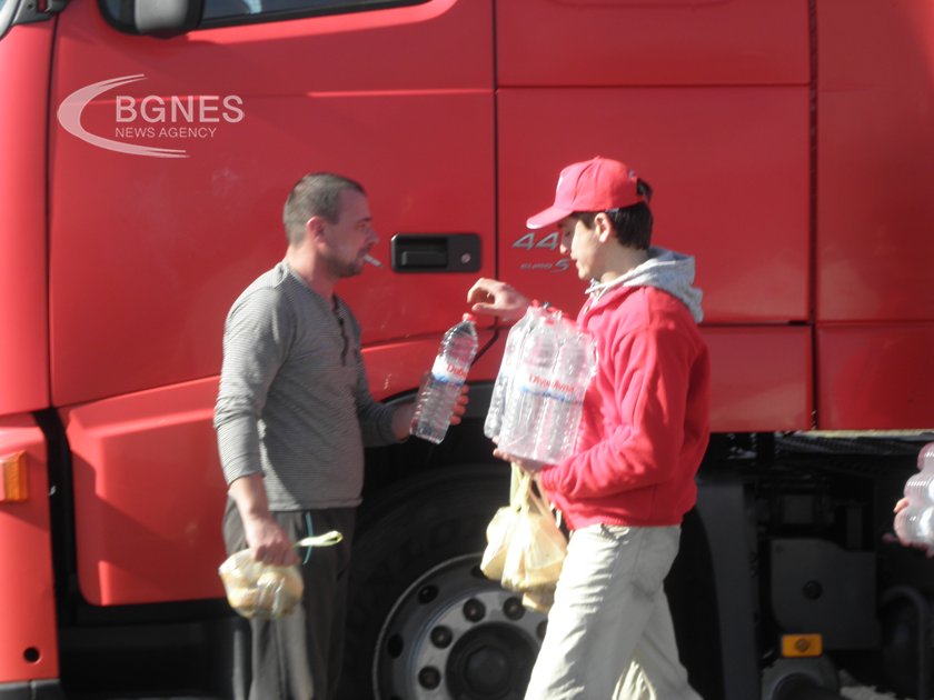 Безплатна минерална вода продължават да раздават доброволци на Българския Червен