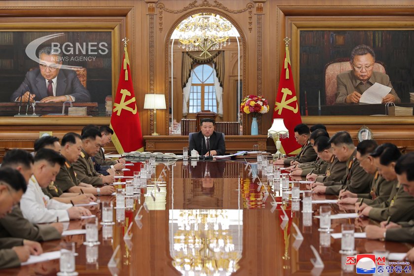 Севернокорейският лидер Ким Чен Ун инспектира военни заводи включително завод