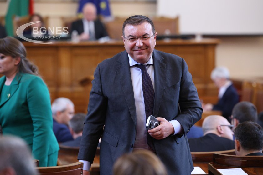 Председателят на парламентарната комисия по здравеопазване проф Костадин Ангелов подаде