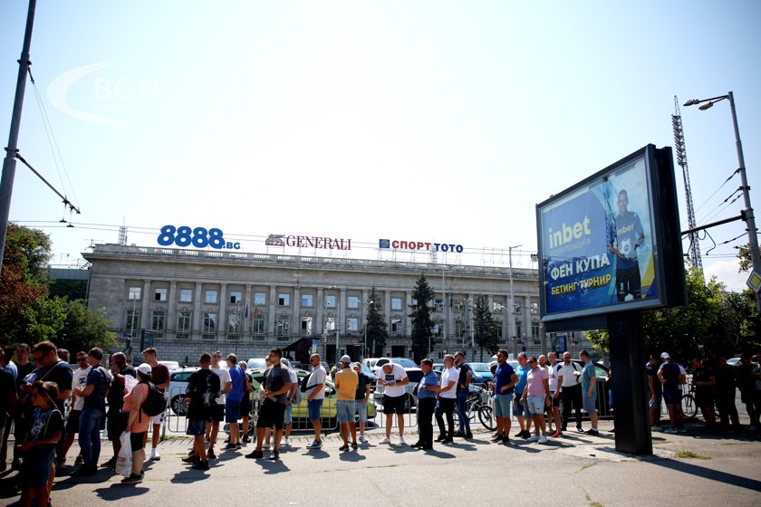 Феновете на Левски заформиха огромни опашки за билети за предстоящия