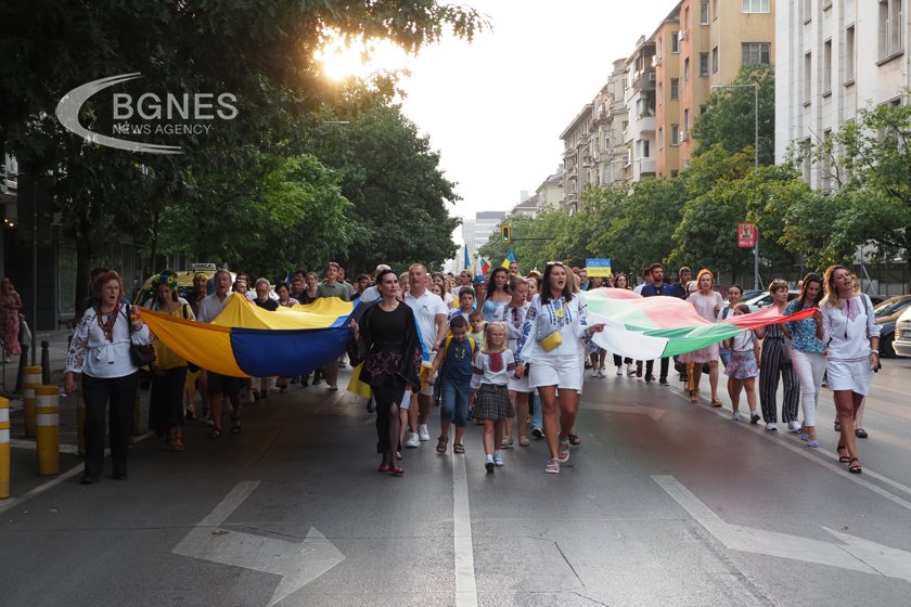 Десетки украинци както и български граждани се събраха пред паметника