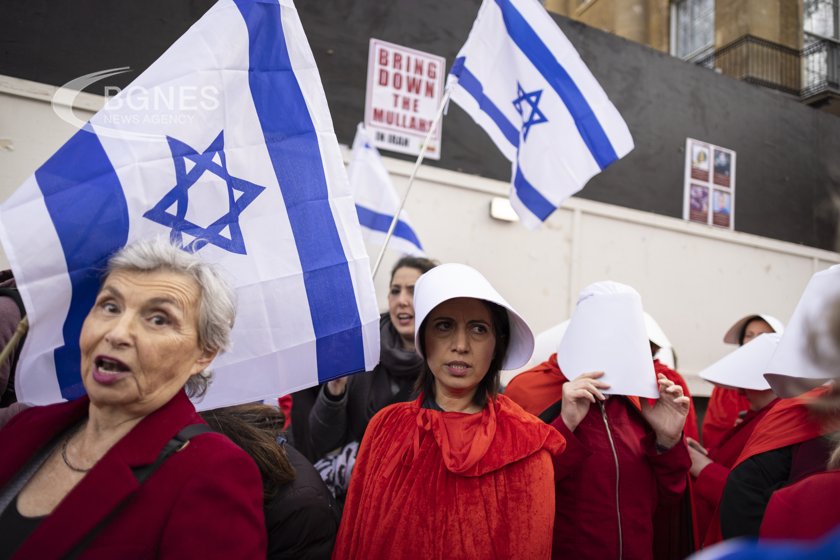 Стотици жени държащи израелски знамена протестираха в четвъртък в ултраортодоксално