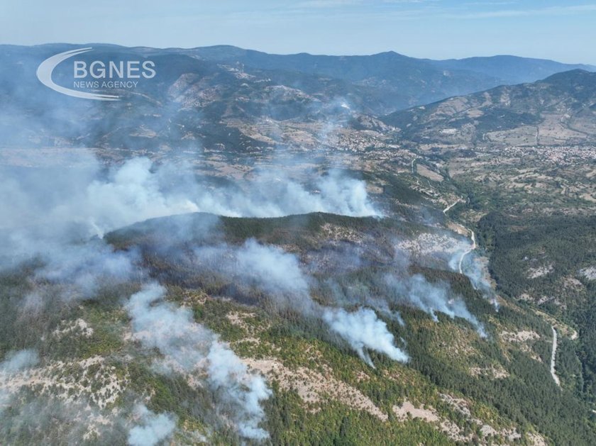Локализирани са повечето огнища на горския пожар край Чепеларе който