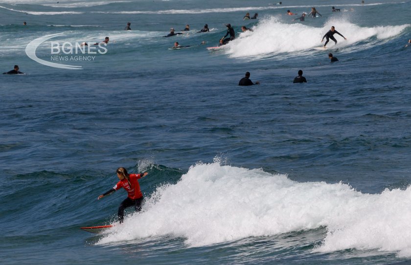 На надуваема дъска за сърф в най добрите калифорнийски води Ребека