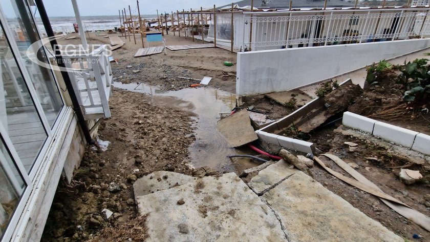 Доброволци помагат за разчистване на пораженията от потопа в Царево