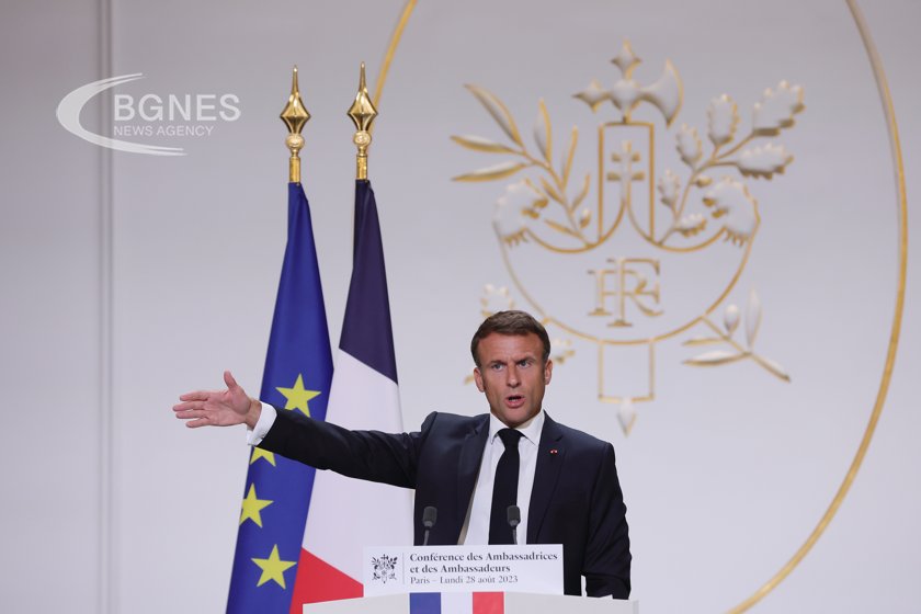 Френският президент Еманюел Макрон настоя в сряда че руският флаг
