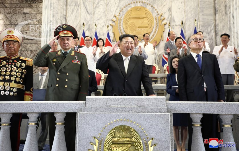 Северна Корея отбеляза годишнината от основаването си с парад на
