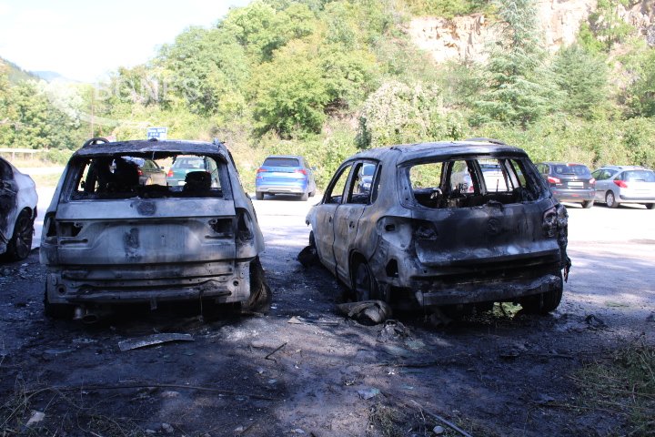 Два леки автомобила изгоряха напълно засегнат е и трети паркиран