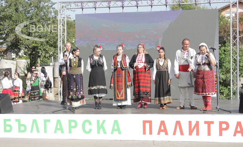 Вторият регионален фестивал на народната носия Българска палитра радва жителите