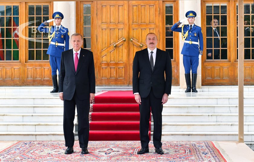Президентът Реджеп Тайип Ердоган беше посрещнат от президента на Азербайджан