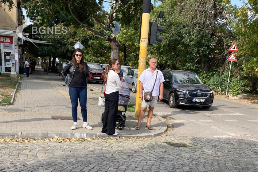 Лена Бориславова изведе новороденото си момиченце на разходка из столичния