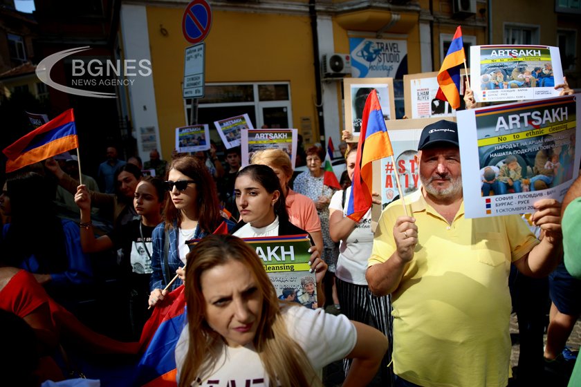 Арменската общност в столицата се събра пред сградата на Представителството