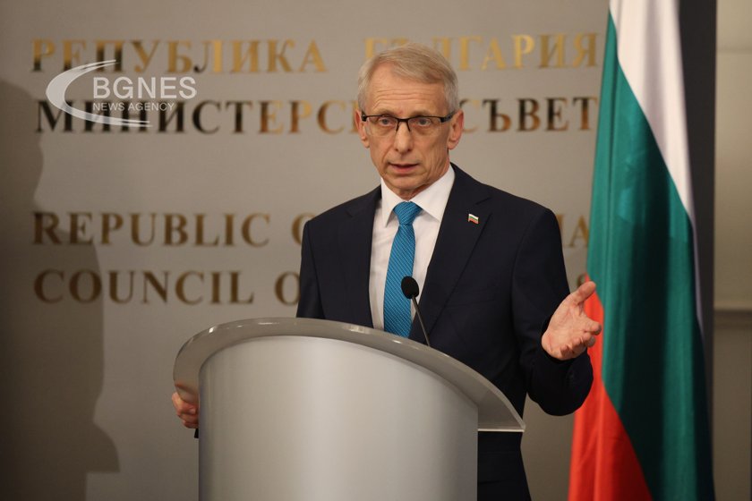 Премиерът акад Николай Денков сменя мястото на срещата с протестиращите